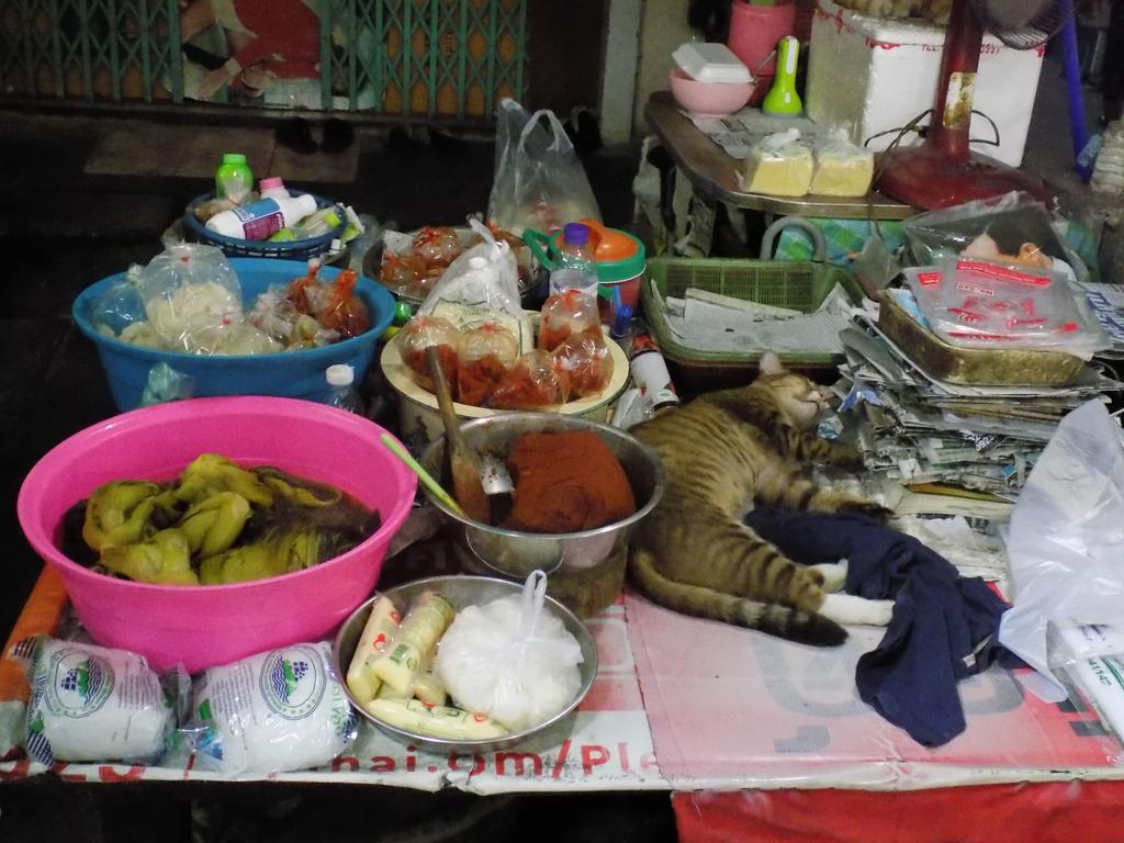 The Oasis Hostel (Adults Only) Bangkok Ngoại thất bức ảnh